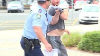 Шок във Врачанско! Разярен мъж заплаши полицаи с уволнение