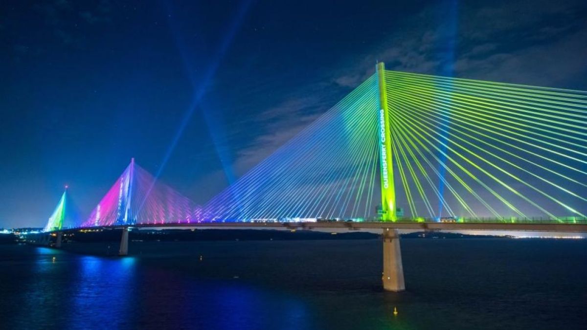 Ще ви спре дъхът! Кралица Елизабет II откри най-високия мост във Великобритания (СНИМКИ)