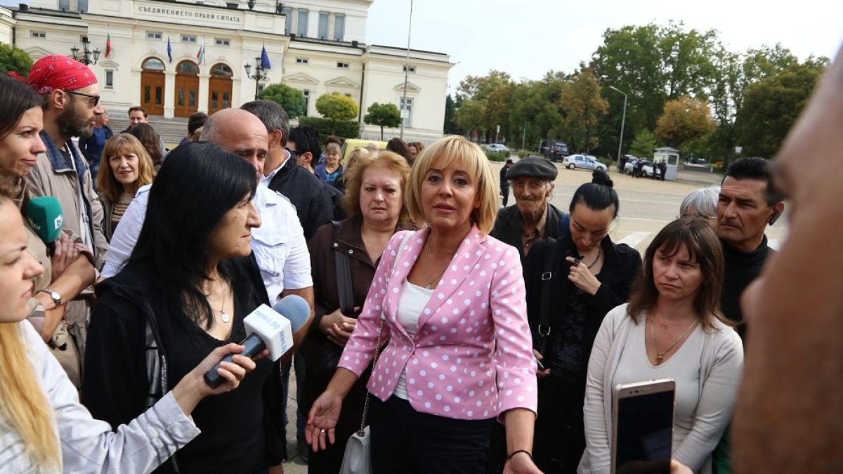 Фоторепортаж в БЛИЦ! Жълтите павета почерняха от хора заради своеволията на "Пикадили"!