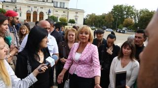 Фоторепортаж в БЛИЦ! Жълтите павета почерняха от хора заради своеволията на "Пикадили"!