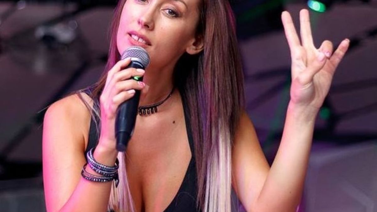 Само в "ШОУ"! Джена здраво се изгаври с феновете си, но показа пищна пазва (СНИМКА)