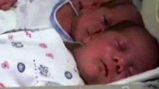 Майка на тризнаци ги изостави! Причината да го направи, натъжи мнозина