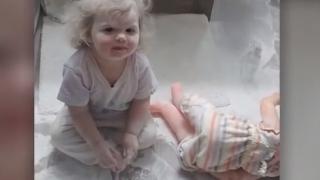 Майка остави момиченцето си само в банята, това, което завари, надмина всичките й очаквания (ВИДЕО)