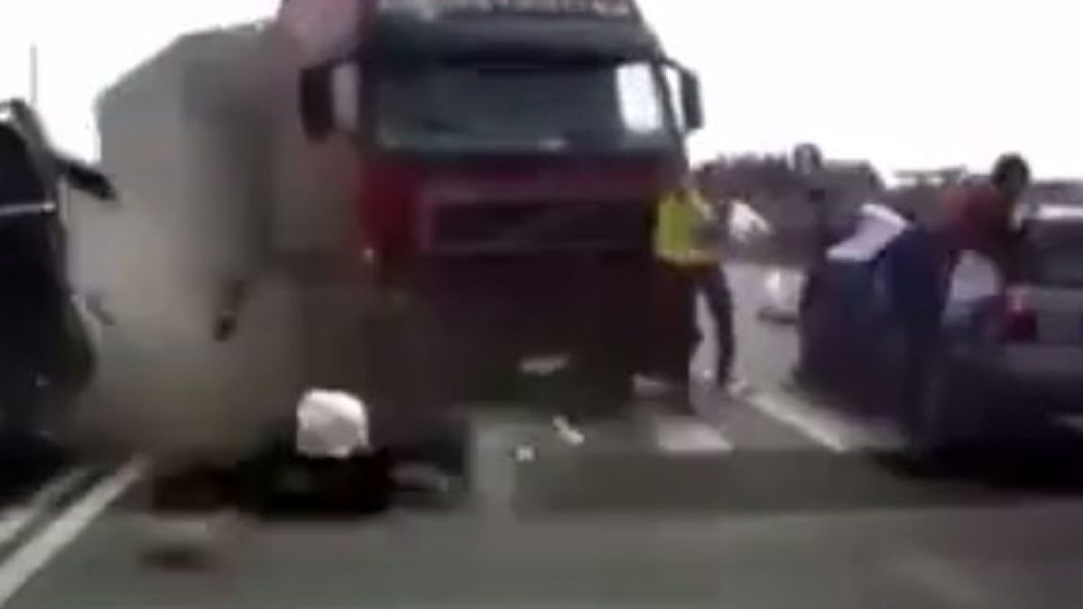 От тези КАДРИ ще ви настръхнат косите! Вижте най-ужасяващите катастрофи и се замислете, когато седнете зад волана 
