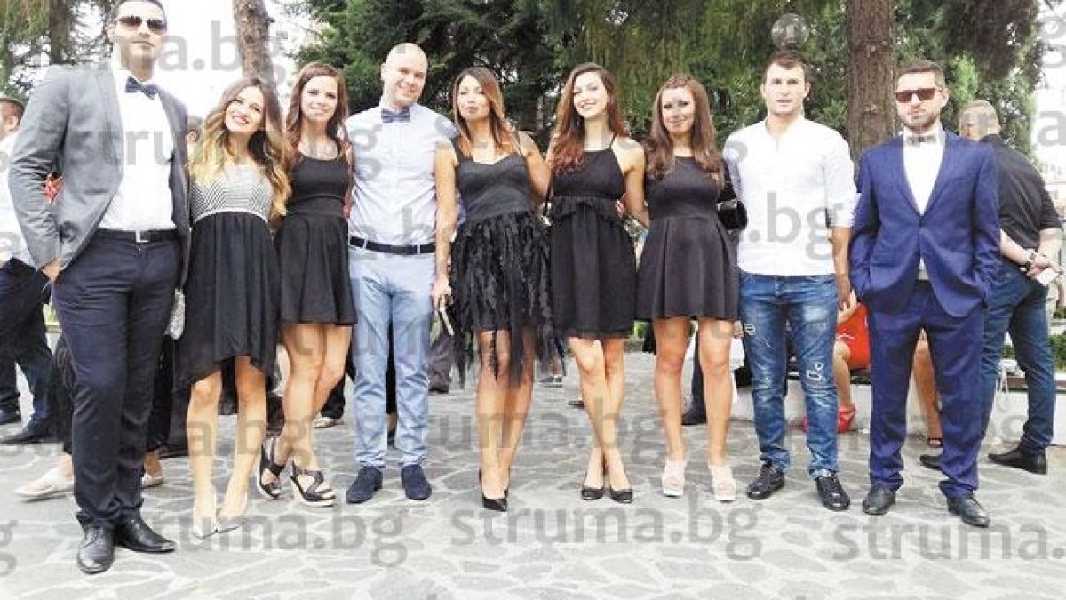 Гастарбайтери вдигнаха сватба за чудо и приказ в Сандански, вицепремиер и зам.-министър се хванаха на хоро (СНИМКИ)