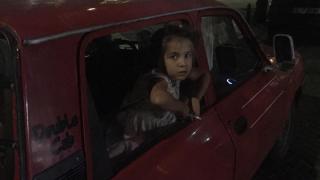 Софиянци скандализирани от СНИМКА: Бащата спи на предната седалка, майката чати до него, а 5-годишната им дъщеря отзад пуши!