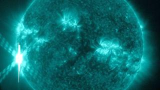 Учени: Плазмата от мощните слънчеви изригвания достигна Земята 12 часа по-рано и започна да изгаря магнитното ѝ поле