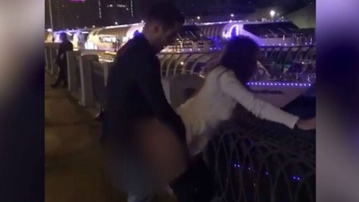 Руснаци си направиха тройка пред Министерския съвет в Москва (ВИДЕО 18+)