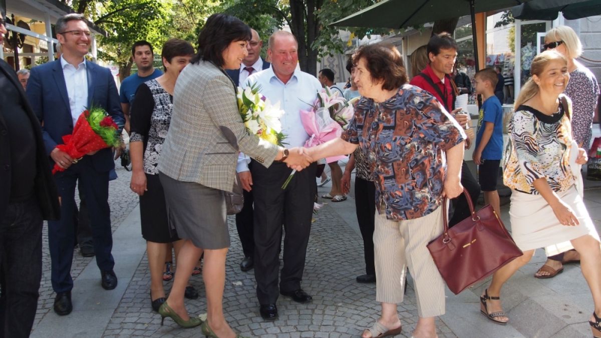 Нинова с пламенно слово навръх 9 септември  