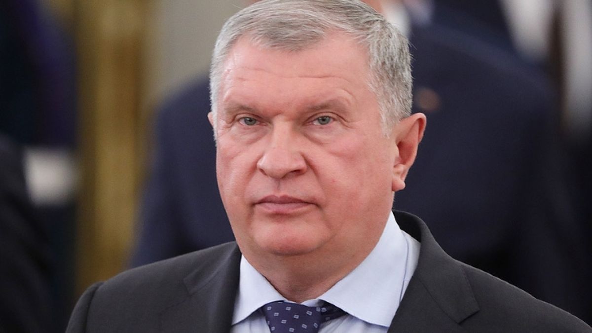 Шефът на "Роснефт" предрече поевтиняване на петрола през 2018 година заради девалвацията на долара
