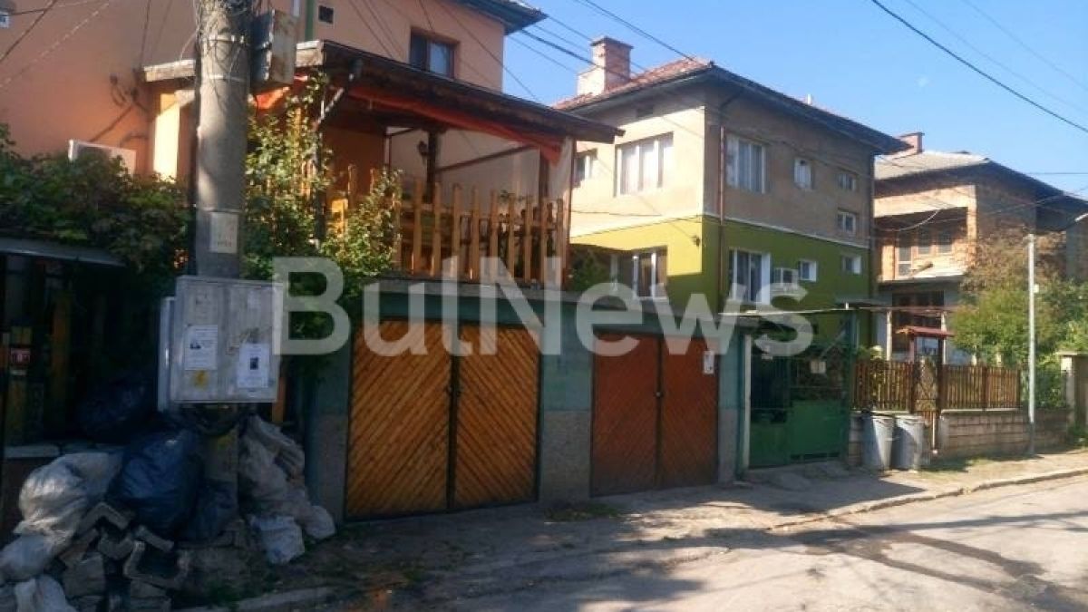 Мъст: Запалиха колата на опитен врачански криминалист (СНИМКИ)
