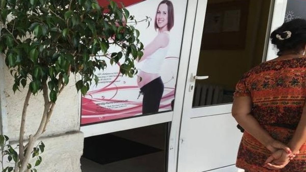 Малко дете запали колата на родителите и се вряза във вратата на АГ отделение (СНИМКИ)