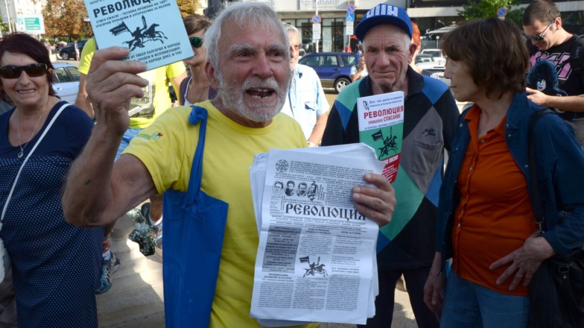 Супер фото факт в БЛИЦ! Скандалната Ченалова поиска да яхне протеста срещу кабинета! (СНИМКА)