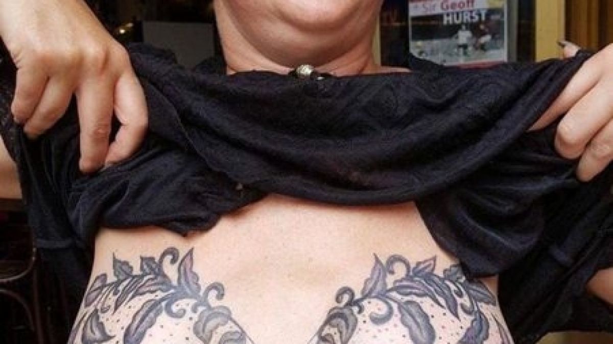 Жена отпразнува победата си над рака по невероятен начин (СНИМКИ 18+)