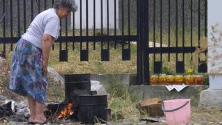 В Пиринско се шири нова мода, сръчни баби си докарват някой лев отгоре