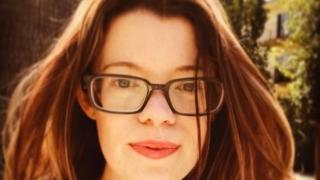 Бизнесменка си боядиса тъмна косата, искала да я приемат по-сериозно в работата (СНИМКИ)