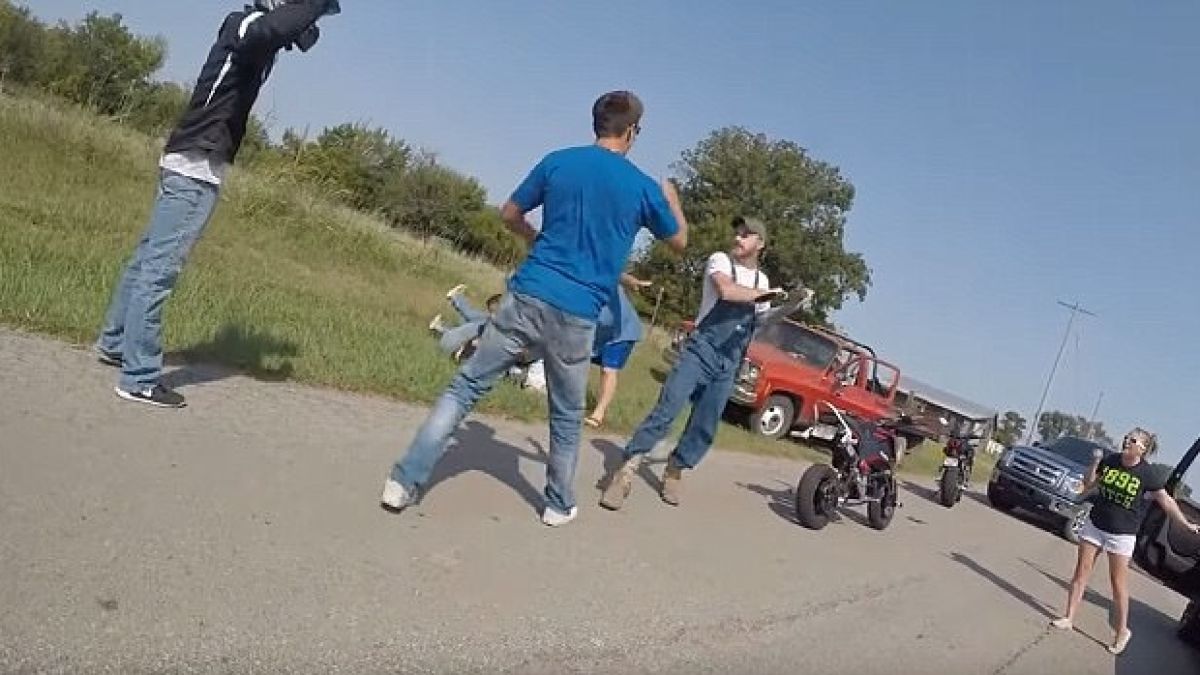 Брутален бой на пътя между мотористи и шофьори шашна неволните свидетели (СНИМКИ/ВИДЕО 18+)  