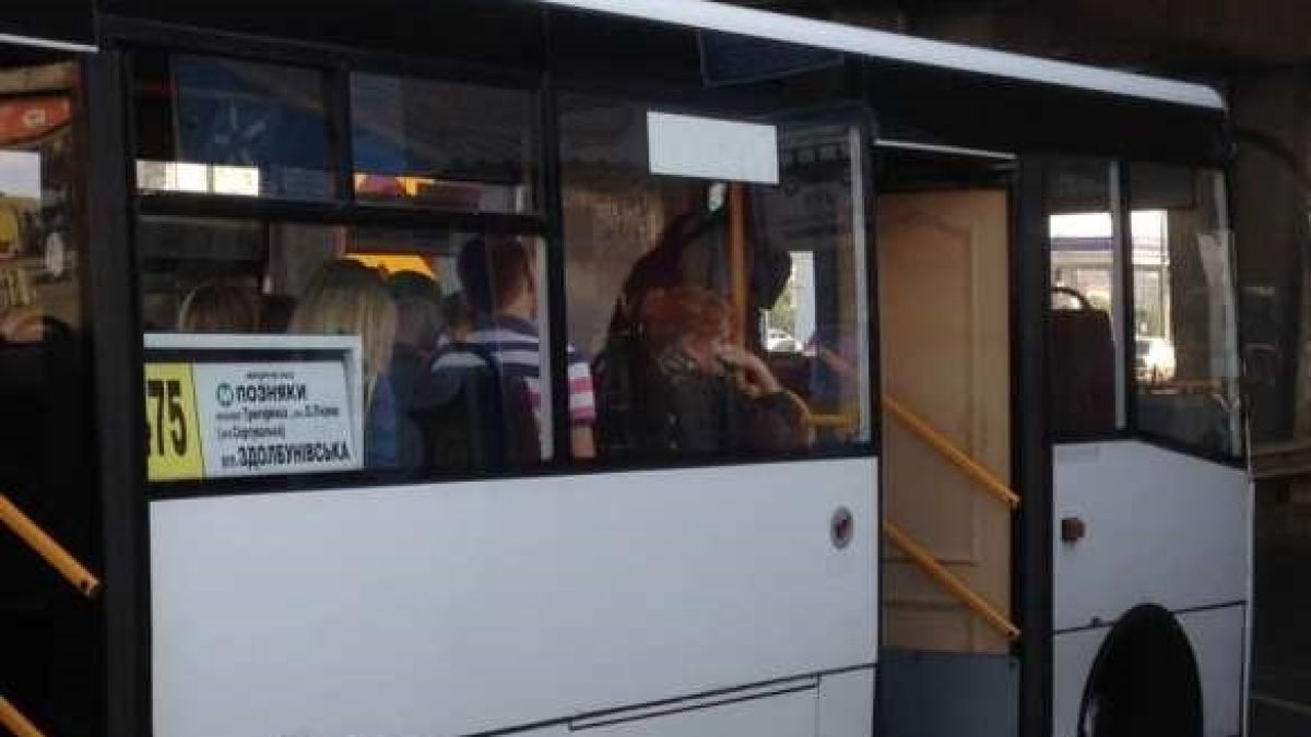 Гъзария по украински: Сложиха декоративна врата на автобус (СНИМКИ/ВИДЕО)