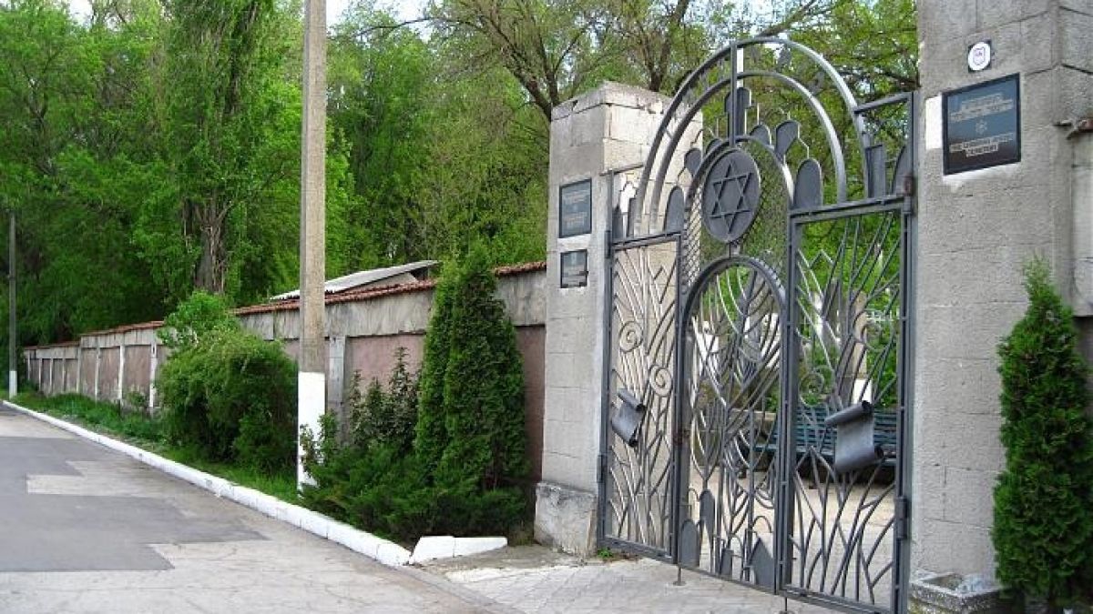 Вандали оскверниха еврейските гробища в София 