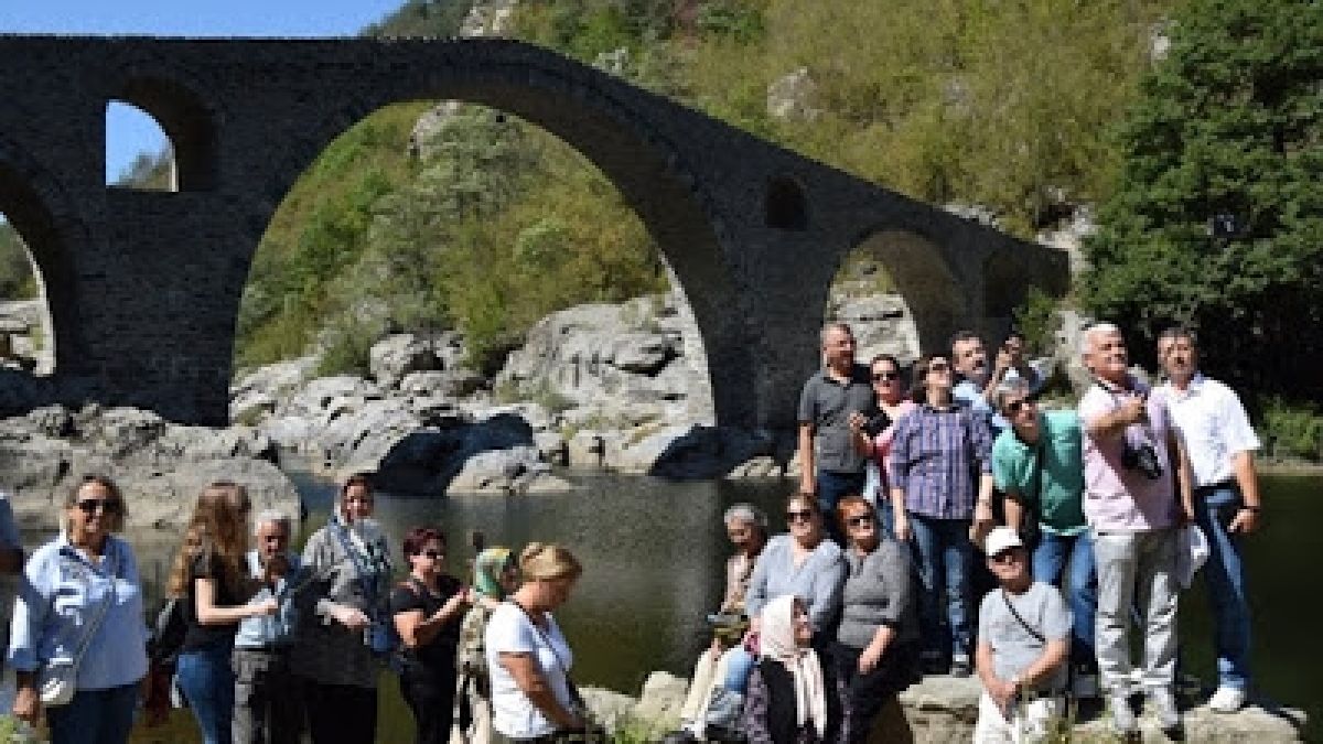 Изселници дойдоха, видяха и не пропуснаха общо селфи пред Дяволския мост