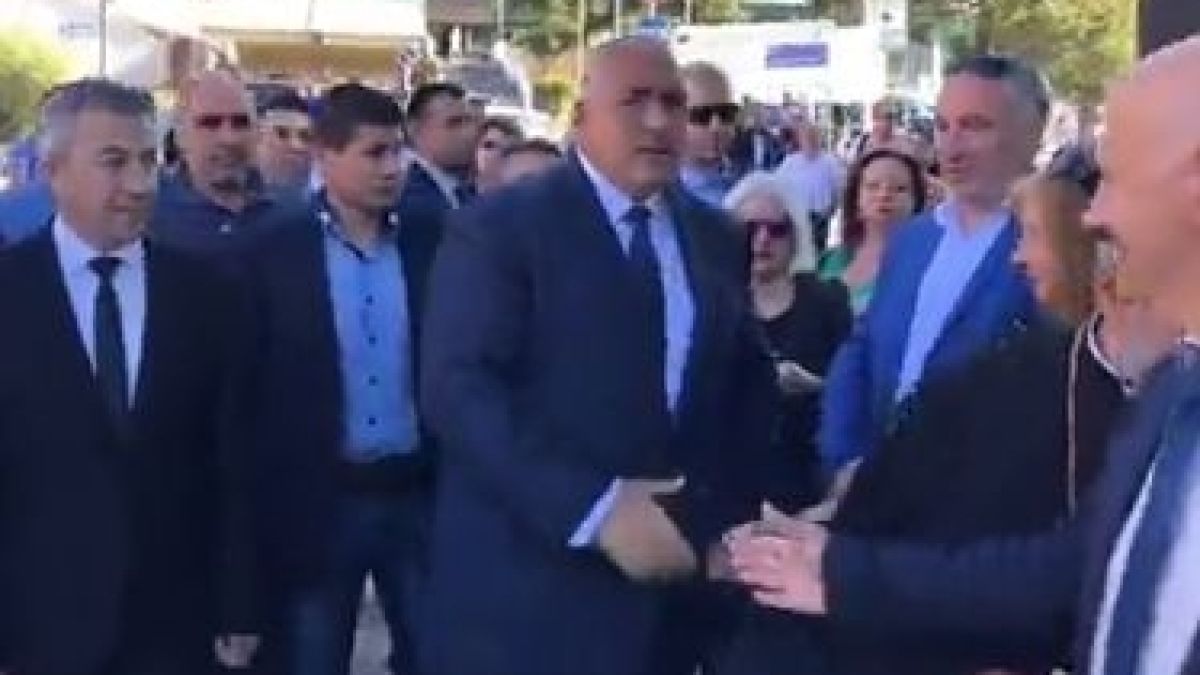 Борисов се пусна НА ЖИВО от Девин, посрещнаха го с гайди