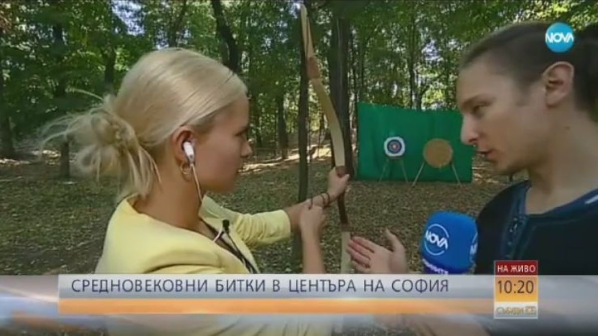 Руса репортерка се изложи в центъра на София (ВИДЕО)