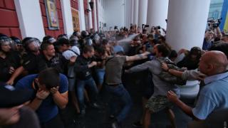 Трагедията в Одеса: Родители и активисти щурмуват кметството заради овъглените деца във „Виктория“ (СНИМКИ/ВИДЕО)
