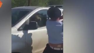 Комично: Това ВИДЕО с мъчещ се полицай взриви мрежата!  