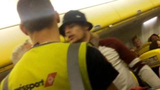Пътник тероризирал всички в самолета, нападнал екипажа, но си намери майстора и съжали жестоко (СНИМКИ/ВИДЕО 18+)