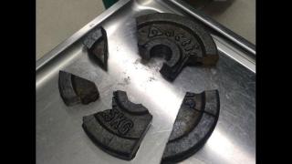 Спасители към мъжете: Никога не правете като този нещастен германец, който пробва секс с диск на щанга!  