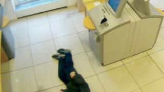 Така се прави! Трима германци не помогнаха на припаднал пенсионер, вижте какво им се случи ... (СНИМКИ)