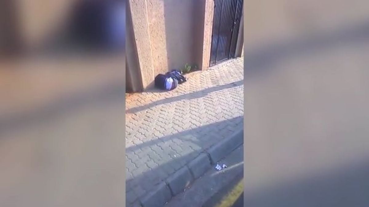Брутално ВИДЕО 18+: Учител изритва дете със специални нужди от автобус, ученикът крещи и ридае! 