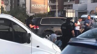 Страшен екшън! Банда за отвличания похити мъж насред София в тузарското му возило!