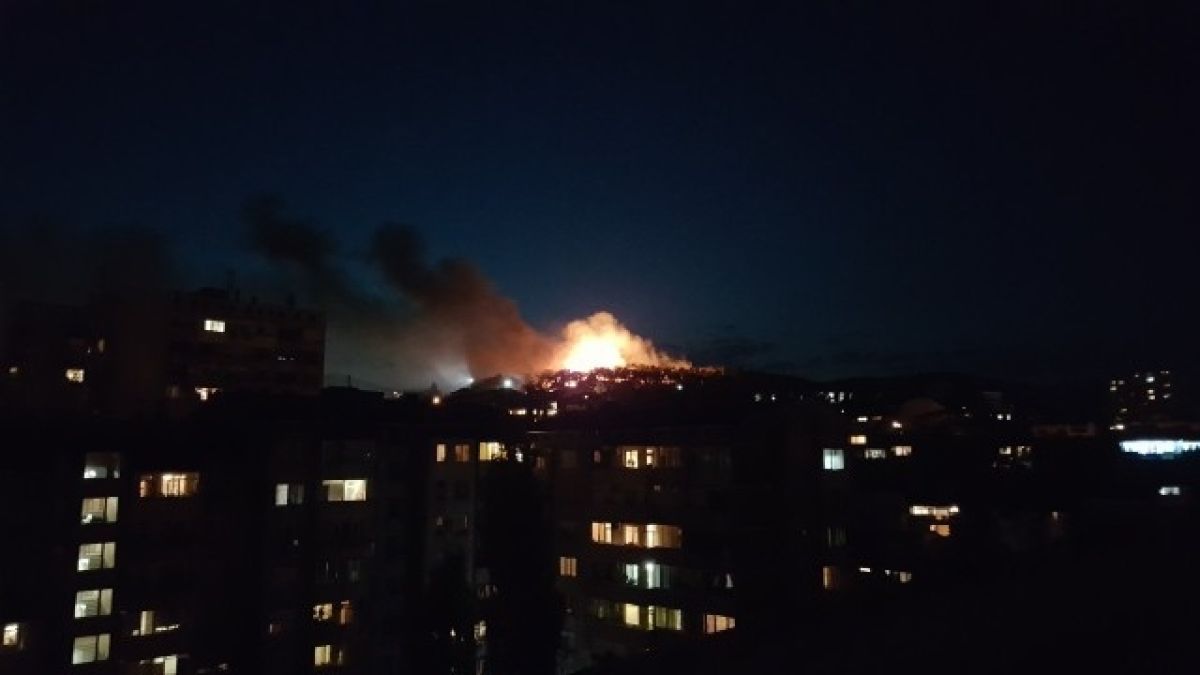Огнен ад над ромската махала в Стара Загора (СНИМКИ)