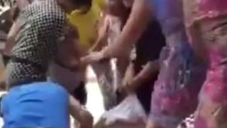 Разгневени съпруги хванаха в крачка любовница, разсъблякоха я и я биха брутално на улицата (СНИМКИ/ВИДЕО 18+) 