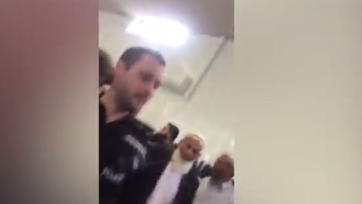 Разгневени британски мюсюлмани нападнаха полицаи, влезли в джамията без да се събуят (ВИДЕО)