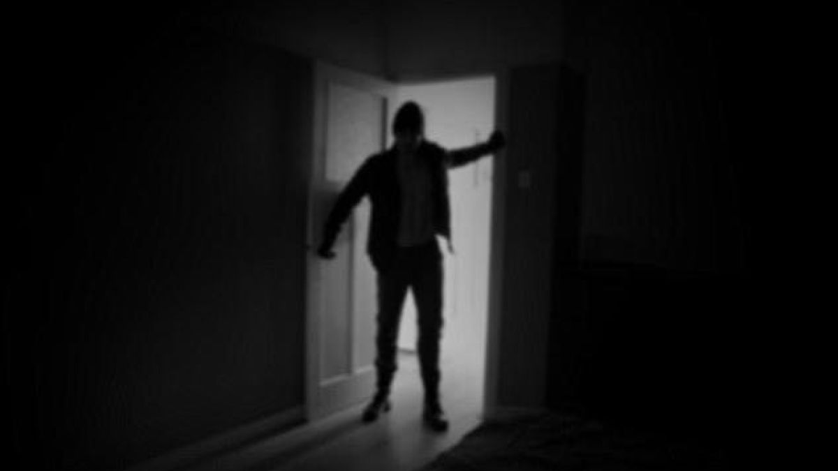 Младеж обърка любовницата си с близначката ѝ и сега ще лежи за изнасилване  