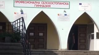 Обвиниха в хулиганство и побой скандалния ученик, смлял от бой учителя си