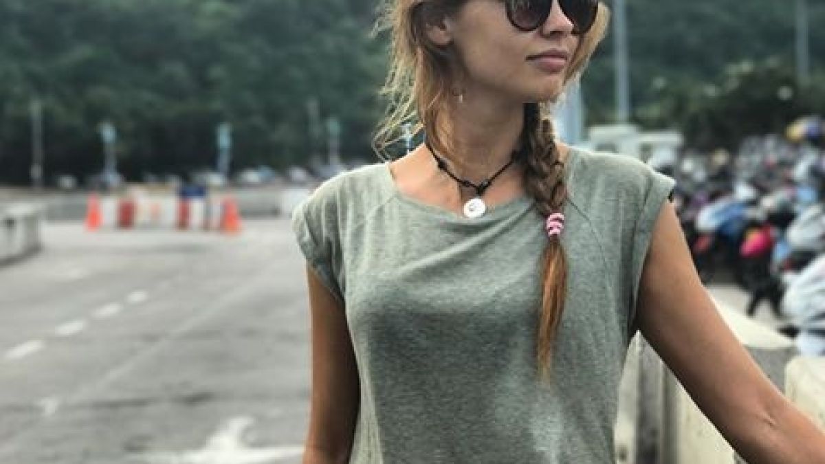 Ослепителната Настя, която бе спипана да прави секс в центъра на Москва, е била любовница на много известен олигарх (СНИМКИ/ВИДЕО)