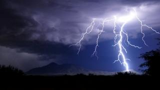 Нощес на места гръмотевици раздираха небето, а днес студен вятър ще довее есента