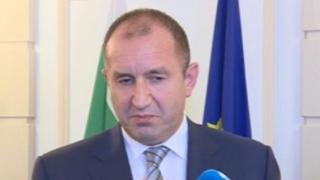 Радев отговори на призива на Борисов да говорят лично за грипените 
