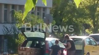 Осъдена чиновничка вози трупове с нелегална катафалка във Враца в присъствието на невръстното си дете (СНИМКИ)