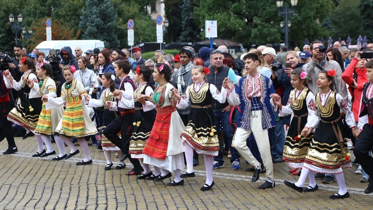 Фоторепортаж в БЛИЦ! Столичани отблязаха с песни и танци националния празник!