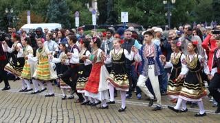 Фоторепортаж в БЛИЦ! Столичани отблязаха с песни и танци националния празник!
