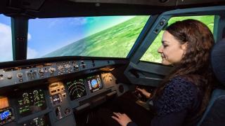 Студентка от Пловдив се готви да управлява самолет Боинг (СНИМКИ)
