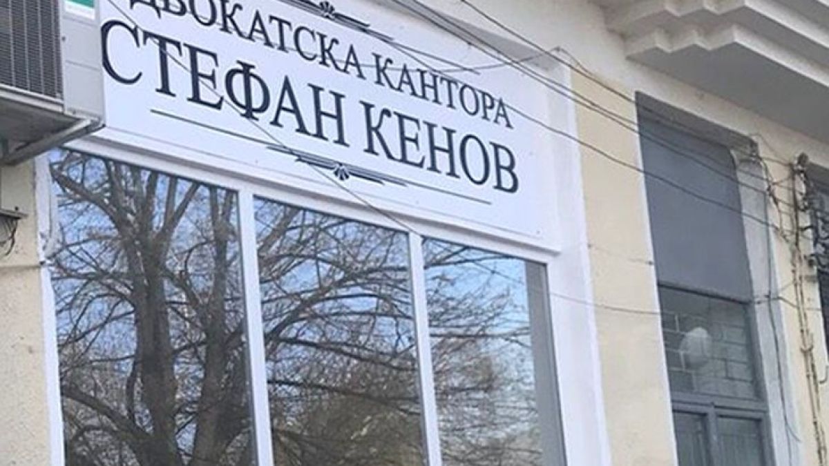 Пламъци обгърнаха имот на ексдепутат, баба му спасена по чудо!