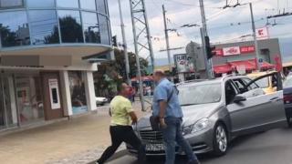 Джигит раздава шамари на пловдивско кръстовище (ВИДЕО)