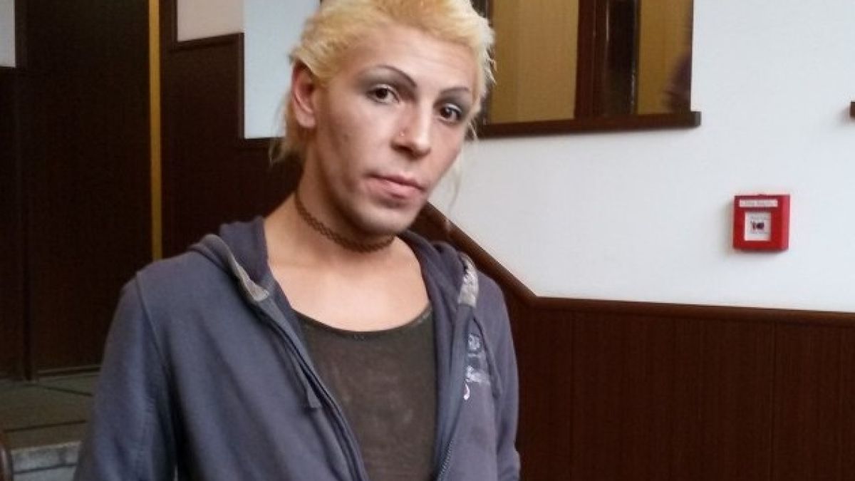 Травеститът Алексия от Кючука блудства, псува и налита на бой