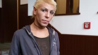 Травеститът Алексия от Кючука блудства, псува и налита на бой