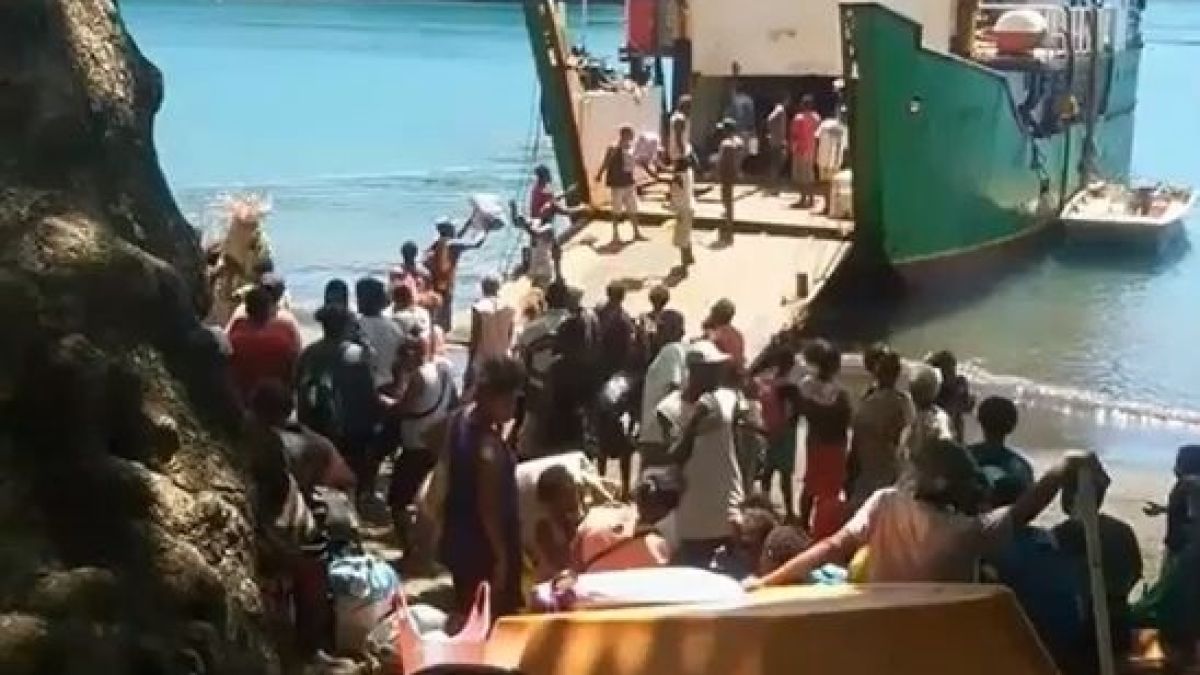 Паника! Властите изкараха от домовете им над 57 000 души във Вануату заради изригващ вулкан (ВИДЕО)